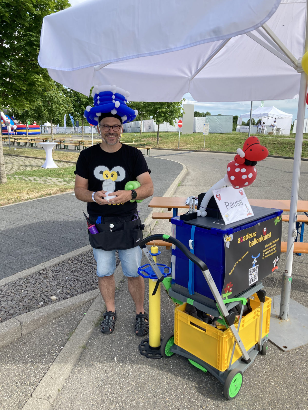 Alexander Eberhardt am Ballonstand mit Ballonhut und Ballonfigur – acadeus ballonkunst im Einsatz