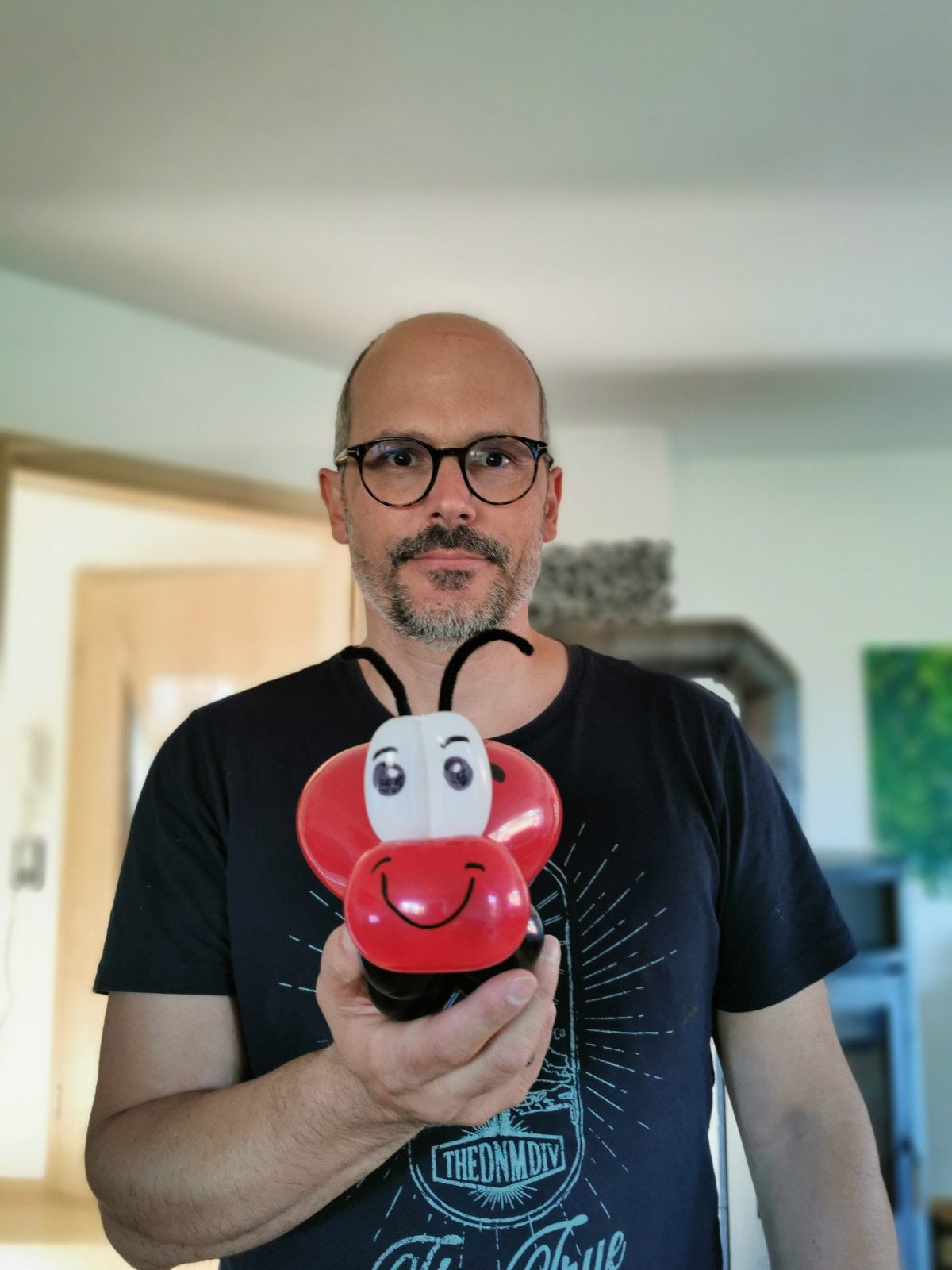 Alexander Eberhardt mit einer Ballonfigur in Form eines Marienkäfers