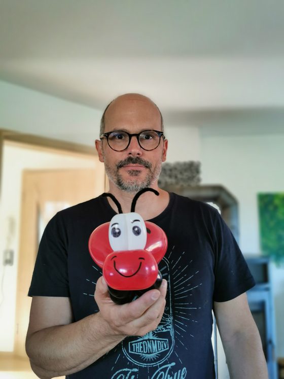 Alexander Eberhardt mit einer Ballonfigur in Form eines Marienkäfers