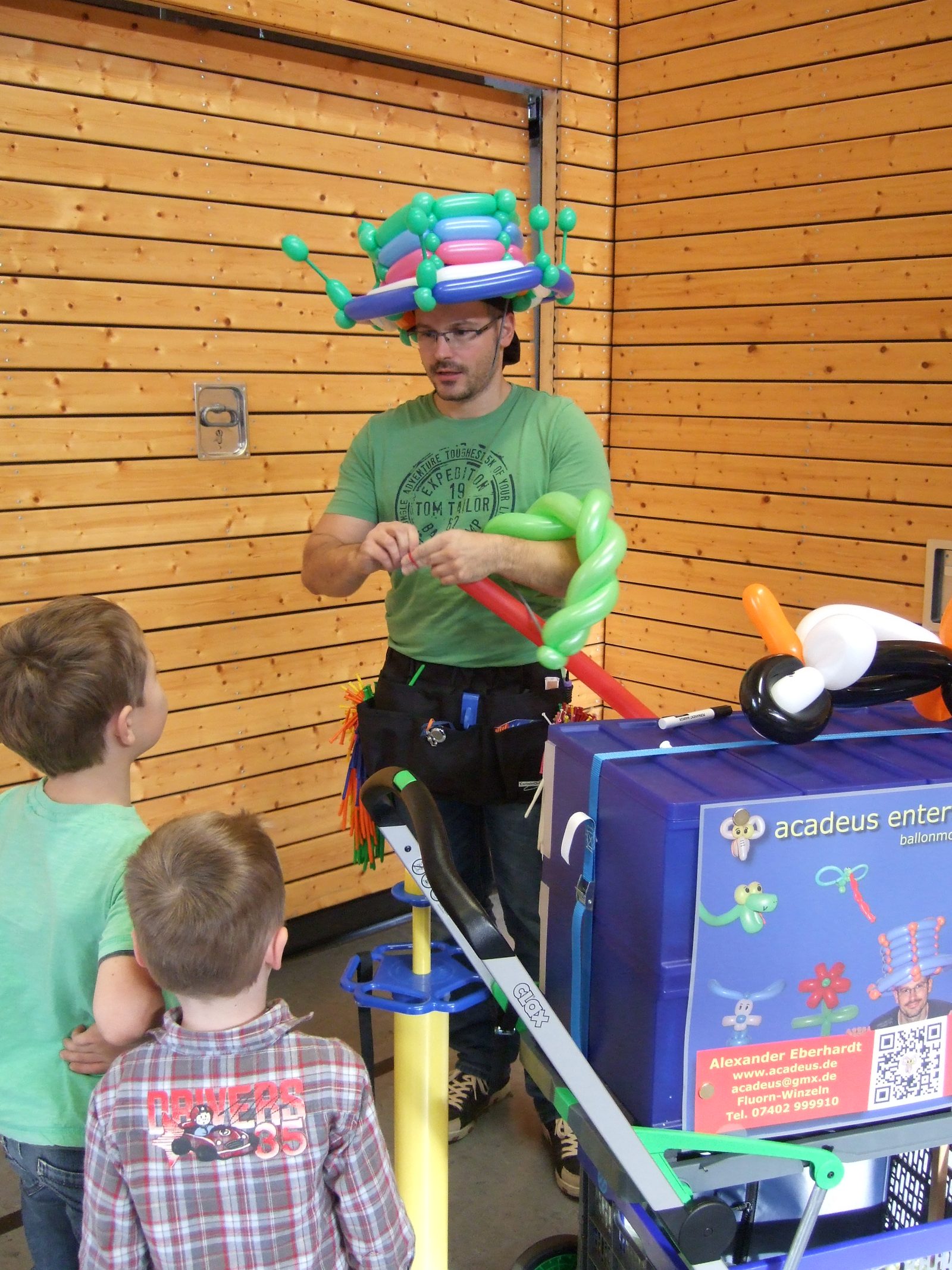 Alexander beim Formen einer Ballonfigur