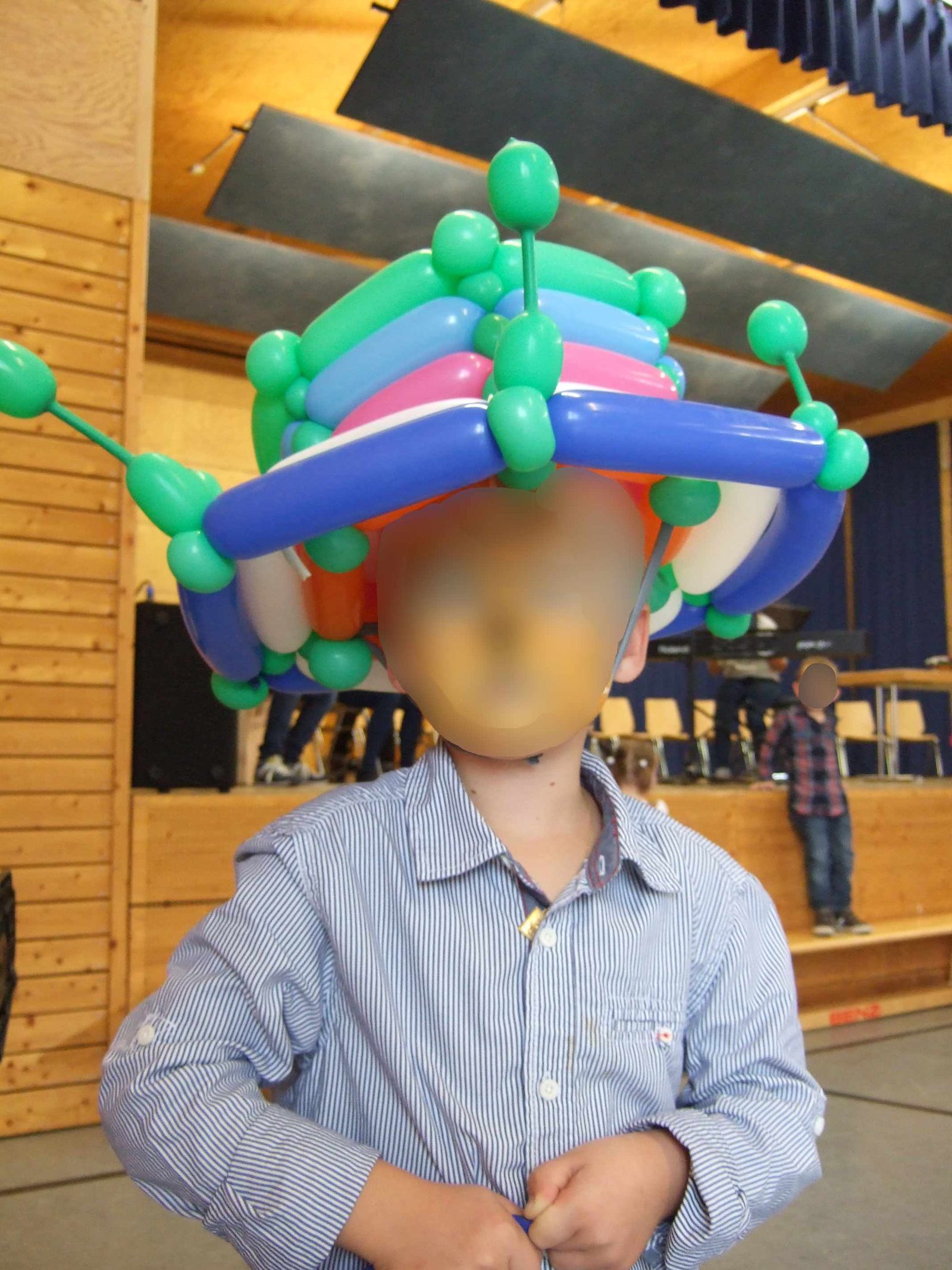 Kind mit einer Ballonfigur