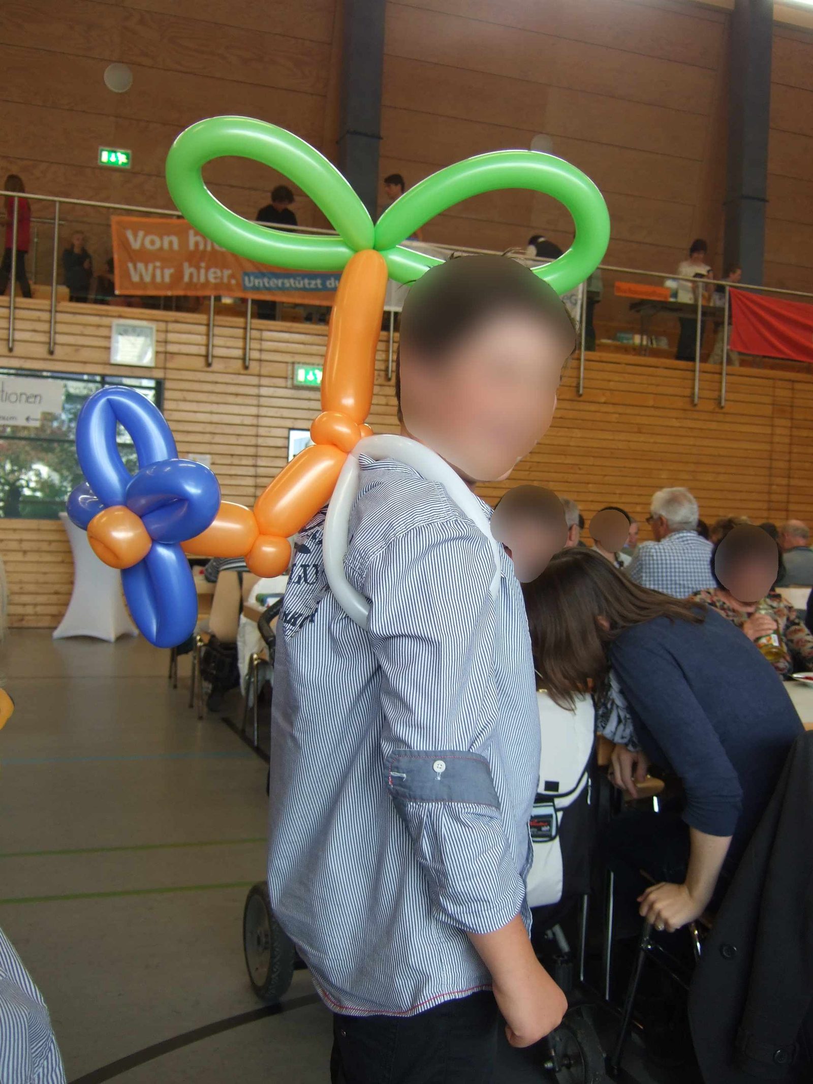 Kind strahlt mit einer Ballonfigur