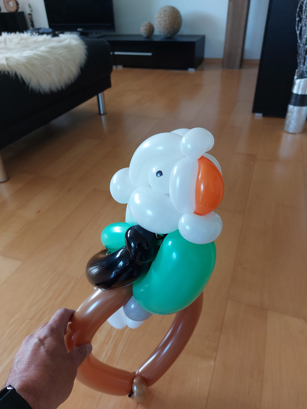 Ballonfigur Papagei in Weiß, Grün, Orange und Braun